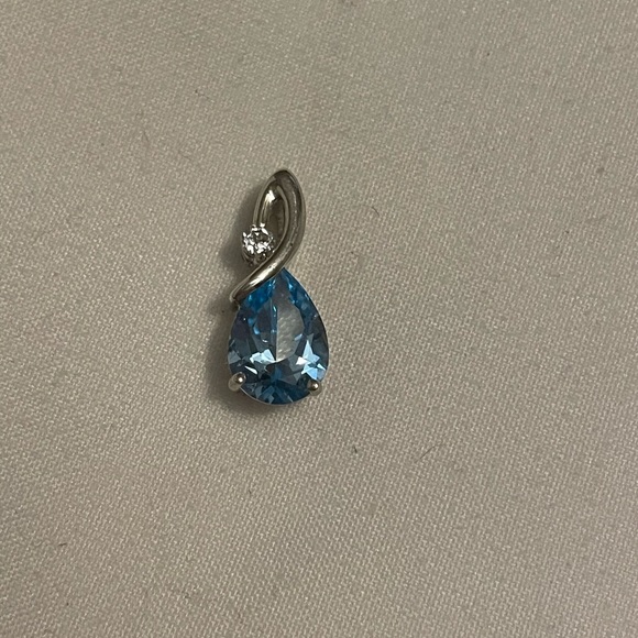 Jewelry - Blue sapphire pendant
